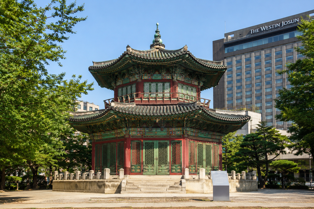 서울 중구 소공동 웨스틴 조선 서울 호텔 옆에 남아 있는 대한제국 환구단 부속 건물 황궁우의 3층 팔각 지붕 전경